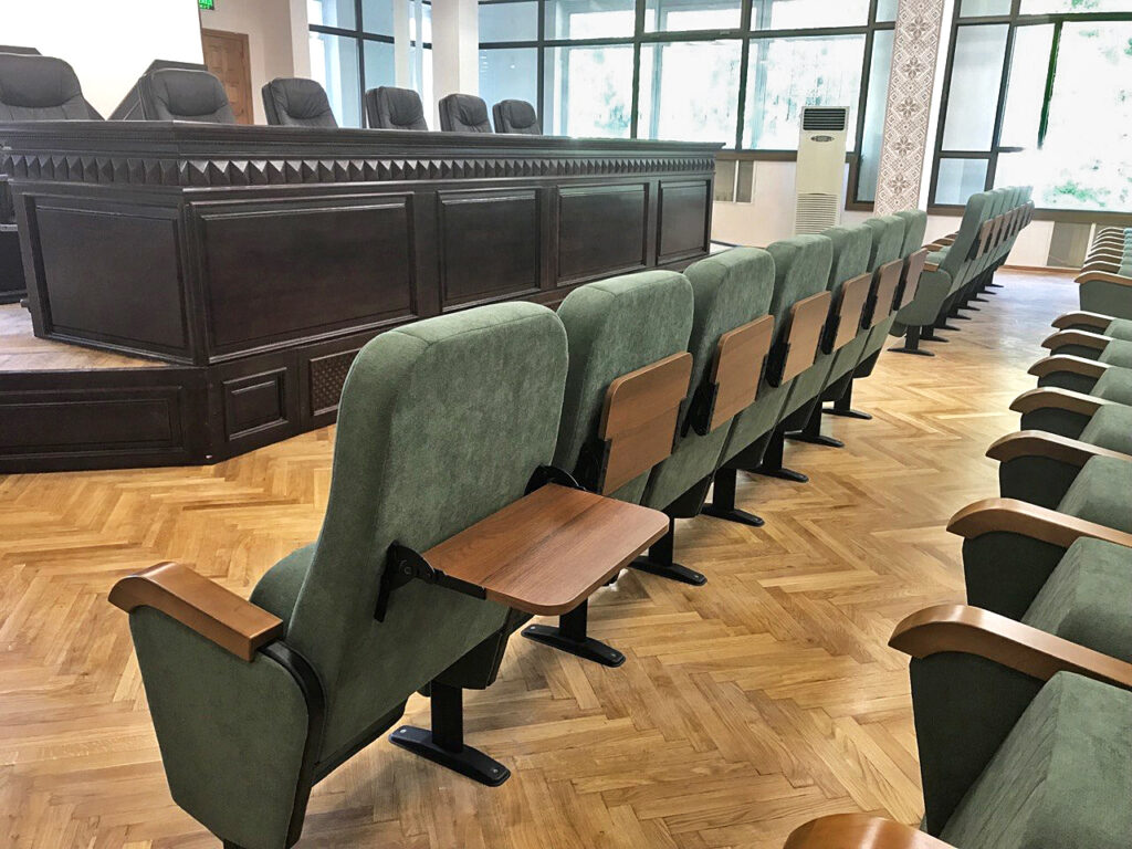 Конференційні крісла нового зразка зі складаними столиками